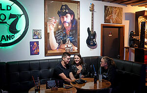 Vor Lemmy: In der Kneipe treffen sich Felix, Katelyn (Mitte) und Nadja. Foto: Ralf Seidel Vor Lemmy: In der Kneipe treffen sich Felix, Katelyn (Mitte) und Nadja. Foto: Ralf Seidel