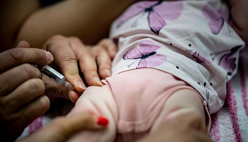 Zu den Standardimpfungen bei S&auml;uglingen geh&ouml;ren unter anderem der Schutz vor Keuchhusten, Masern und Diphtherie (Symbolbild).