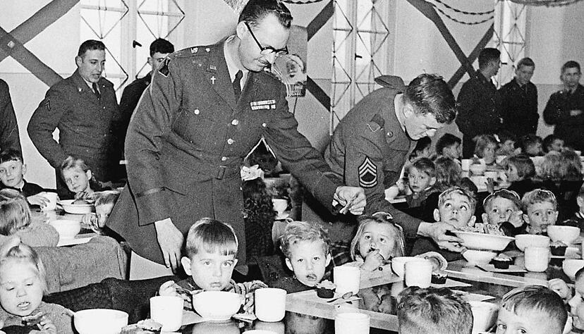 Bewirten die Kinder des früheren Feindes: US-Militärvertreter bei einer Weihnachtsfeier in Heilbronn kurz nach dem Zweiten Weltkrieg. Foto: HSt-Archiv Bewirten die Kinder des früheren Feindes: US-Militärvertreter bei einer Weihnachtsfeier in Heilbronn kurz nach dem Zweiten Weltkrieg. Foto: HSt-Archiv