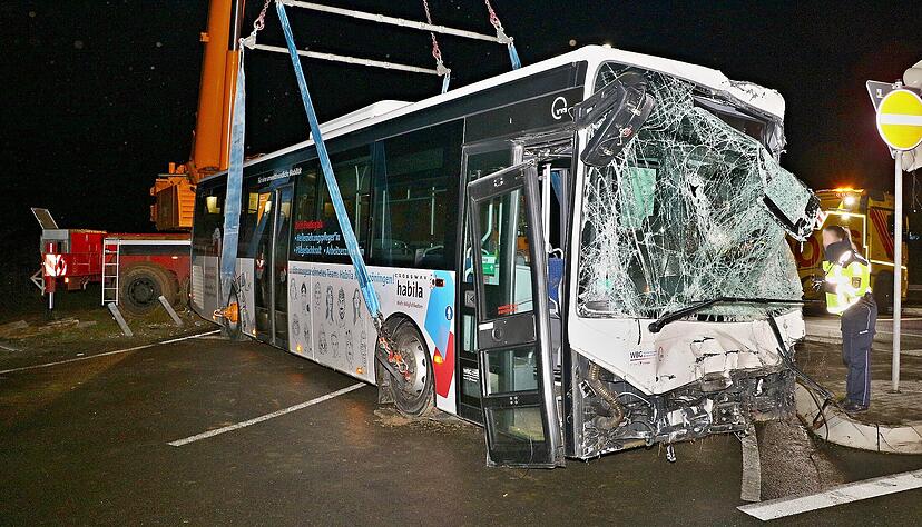 Ein Linienbusfahrer starb in der Nacht zum Dienstag nach einem Unfall nahe der A81 in Ludwigsburg.