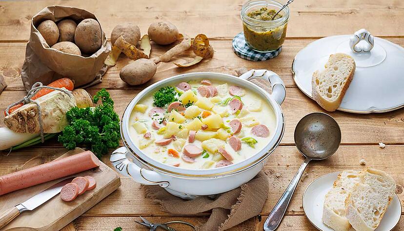 Die Kartoffelsuppe mit Wurststückchen von Food-Bloggerin Christiane Emma Prolic schmeckt wie früher bei Oma. Die Kartoffelsuppe mit Wurststückchen von Food-Bloggerin Christiane Emma Prolic schmeckt wie früher bei Oma.
