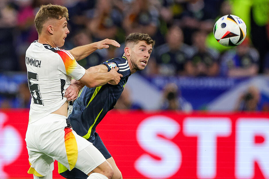 Joshua Kimmich: Einst als Sechser im Zentrum des Spiels, nun Rechtsverteidiger, weil es für diese Position in Deutschland zu wenige Klassespieler gibt. Kimmich spielte gut, ohne wirklich gefordert zu sein.
Note: 3