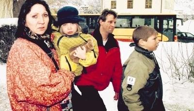Manchmal sagen Bilder mehr als Worte: Dieses Foto von Familie Bär hat ein Agenturfotograf kurz nach dem Lawinenunglück aufgenommen.Fotos: dpa/Adrian Hoffmann Manchmal sagen Bilder mehr als Worte: Dieses Foto von Familie Bär hat ein Agenturfotograf kurz nach dem Lawinenunglück aufgenommen.Fotos: dpa/Adrian Hoffmann
