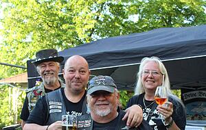 Mitglieder der "Drive Brothers" lassen die Harley-Motoren röhren. Mitglieder der "Drive Brothers" lassen die Harley-Motoren röhren.