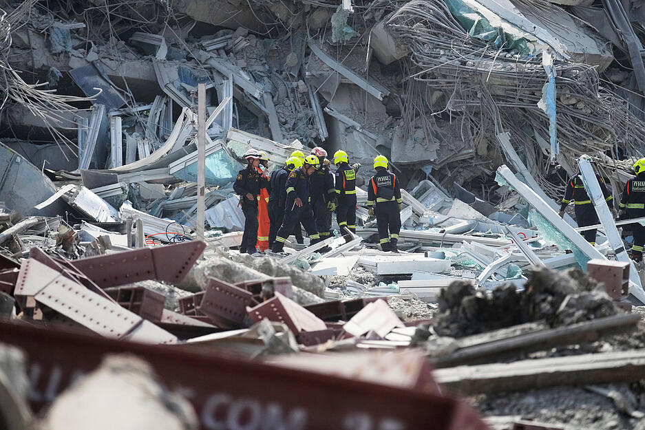 Andere Rettungskräfte sind vor dem Hochhaus weiterhin im Einsatz.