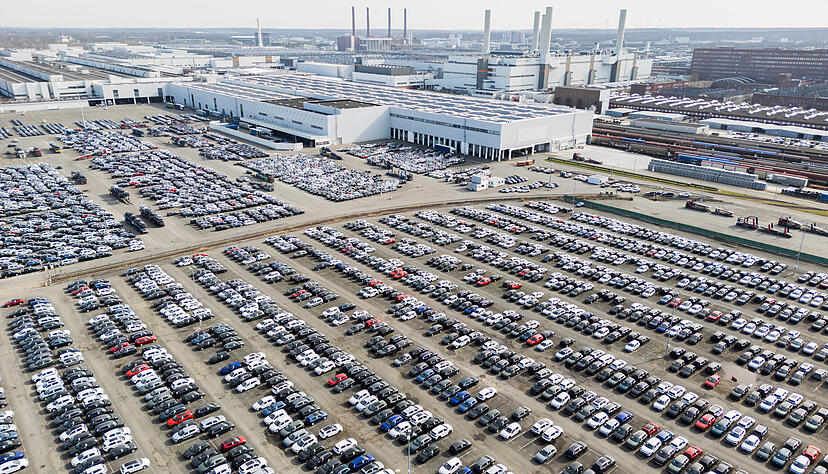 Wohin nur mit den vielen Neuwagen? Die deutschen Autobauer k&auml;mpfen unter anderem mit &Uuml;berkapazit&auml;ten, schwachem Gesch&auml;ft in China und den US-Z&ouml;llen.