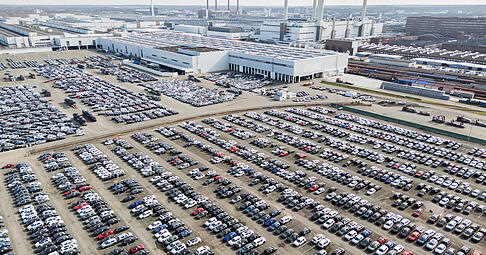 Wohin nur mit den vielen Neuwagen? Die deutschen Autobauer kämpfen unter anderem mit Überkapazitäten, schwachem Geschäft in China und den US-Zöllen. Wohin nur mit den vielen Neuwagen? Die deutschen Autobauer kämpfen unter anderem mit Überkapazitäten, schwachem Geschäft in China und den US-Zöllen.