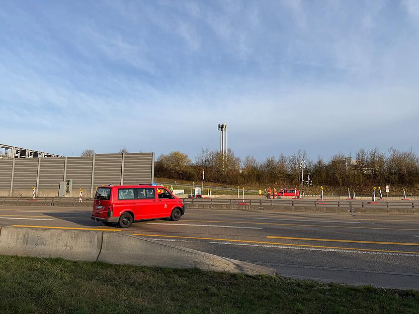 Auf der Fahrbahn der A81 vor dem Engelbergtunnel bei Leonberg befinden sich wegen des Brandes nur Fahrzeuge, die die Strecke sperren.