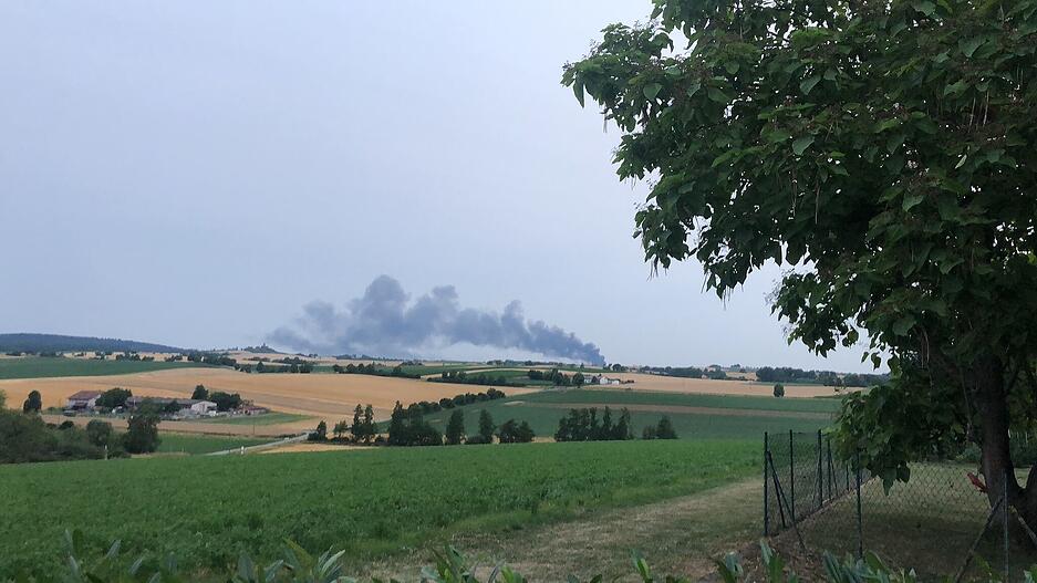 In Oberderdingen brannte am Montagabend eine Lagerhalle eines Recyclinghof. Die Rauchwolke war von Sulzfeld aus zu sehen. In Oberderdingen brannte am Montagabend eine Lagerhalle eines Recyclinghof. Die Rauchwolke war von Sulzfeld aus zu sehen.