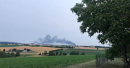 In Oberderdingen brannte am Montagabend eine Lagerhalle eines Recyclinghof. Die Rauchwolke war von Sulzfeld aus zu sehen.
