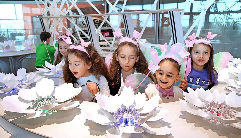 Die kleine Schar Elfen rund um Geburtstagskind Etna (Mitte) war fasziniert vom „Blütentanz“.