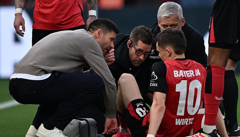 Bayer Leverkusens Mittelfeldstar Florian Wirtz hat sich im Bundesligaspiel gegen Werder Bremen verletzt.