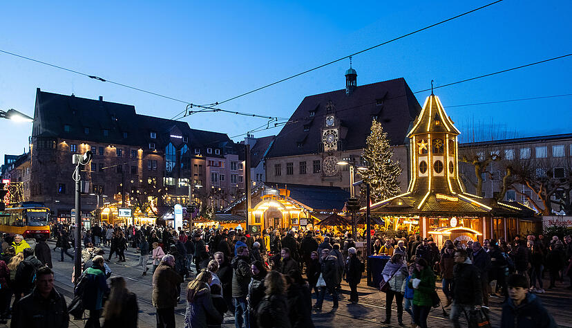 Besucher auf dem Heilbronner Weihnachtsmarkt. Vielen gef&auml;llt das neue Konzept. Fotos: Andreas Veigel