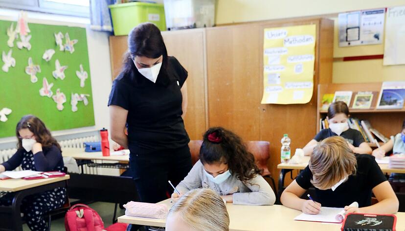 Auch Grundsch&uuml;ler wie hier in der dritten Klasse hatten unter dem Lockdown zu leiden. Ihnen fehlte der Pr&auml;senzunterricht vielleicht am meisten, meinen die Lehrer. "Sowas brauchen wir nie wieder", sagt Dirk Schwarz, Grundschulleiter in Widdern.
Foto: dpa
