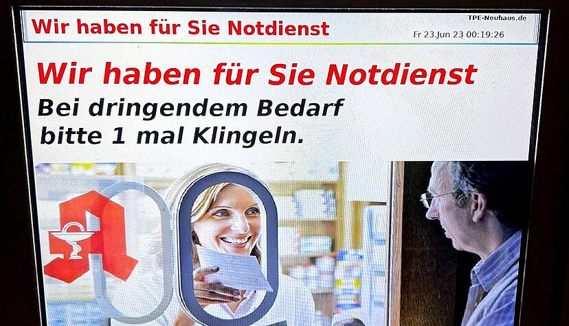 Die elektronische Anzeige an der Eingangstür sagt: Heute ist hier Notdienst. Wer etwas braucht, klingelt.
Fotos: Stefanie Sapara Die elektronische Anzeige an der Eingangstür sagt: Heute ist hier Notdienst. Wer etwas braucht, klingelt.
Fotos: Stefanie Sapara