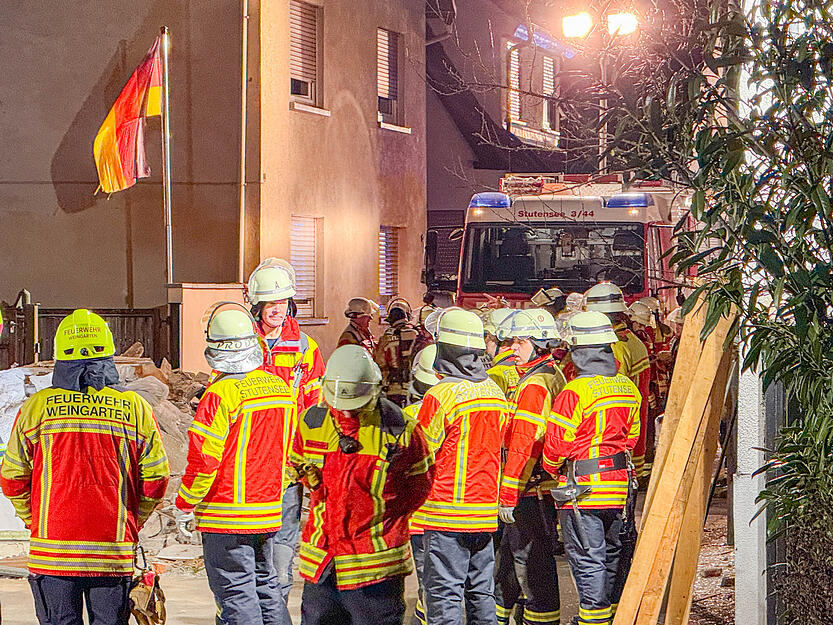 Gro&szlig;einsatz von Rettungskr&auml;ften in Stutensee im Landkreis Karlsruhe. Ein Haus ist akut einsturzgef&auml;hrdet.