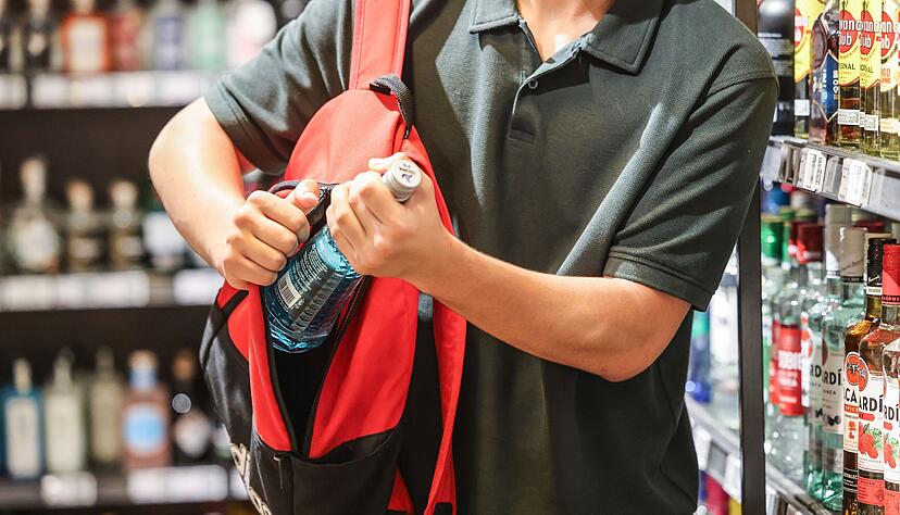 Ladendiebstähle haben in den vergangenen Jahren kontinuierlich zugenommen. Es drohen Strafen bis zu zehn Jahren Gefängnis. Ladendiebstähle haben in den vergangenen Jahren kontinuierlich zugenommen. Es drohen Strafen bis zu zehn Jahren Gefängnis.