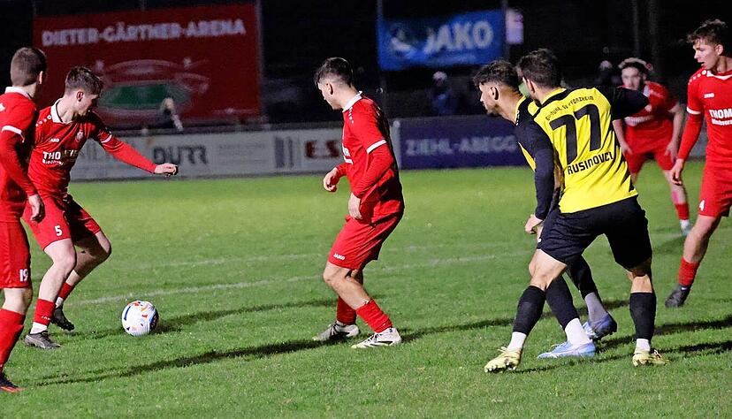 Till Marekker (Zweiter von links) erzielt in der Nachspielzeit das 2:2.