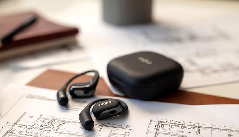 Die Shokz Openfit sind offene Kopfh&ouml;rer, die vor dem Ohr getragen werden, Umgebungsger&auml;usche h&ouml;rbar lassen und durch eine spezielle Technik den Klang gezielt ins Ohr leiten (ca. 140 Euro).