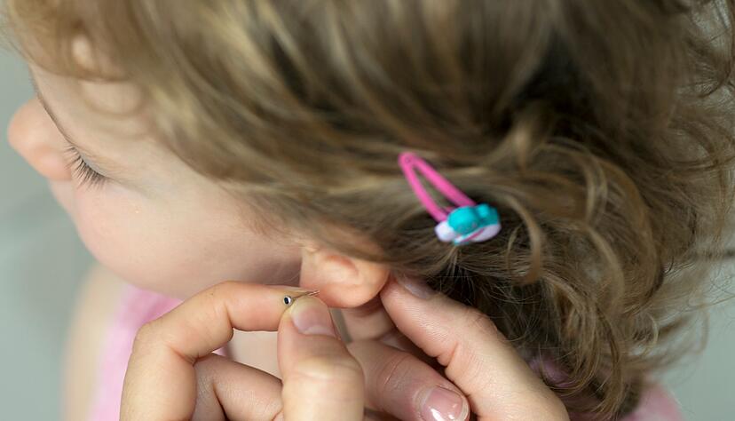 Je kleiner das Kind, desto gründlicher sollten Eltern abwägen, ob nun schon der richtige Zeitpunkt für Ohrlöcher ist. Je kleiner das Kind, desto gründlicher sollten Eltern abwägen, ob nun schon der richtige Zeitpunkt für Ohrlöcher ist.