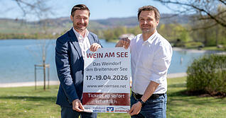 Obersulms B&uuml;rgermeister Bj&ouml;rn Steinbach (links) und Dirk Mosthaf vom Verein "Wein am See" werben f&uuml;r die gleichnamige Veranstaltung.