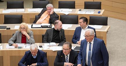 Mitglieder der AfD-Landtagsfraktion, darunter der Fraktionsvorsitzende Bernd Gögel (r) und der Landtagsabgeordnete Emil Sänze (1. Reihe links), im Stuttgarter Landtag. Mitglieder der AfD-Landtagsfraktion, darunter der Fraktionsvorsitzende Bernd Gögel (r) und der Landtagsabgeordnete Emil Sänze (1. Reihe links), im Stuttgarter Landtag.
