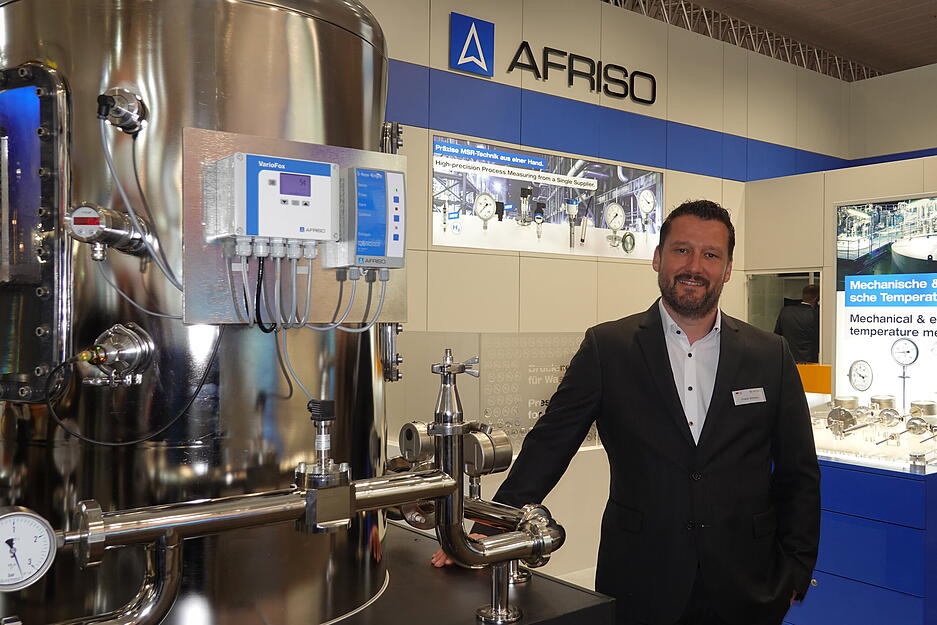 Afriso-Marketingleiter Frank Altmann am Stand auf der Hannover Messe. Hier zeigt das Unternehmen seine L&ouml;sungen zur Druck-, Temperatur- und F&uuml;llstandsmessung.