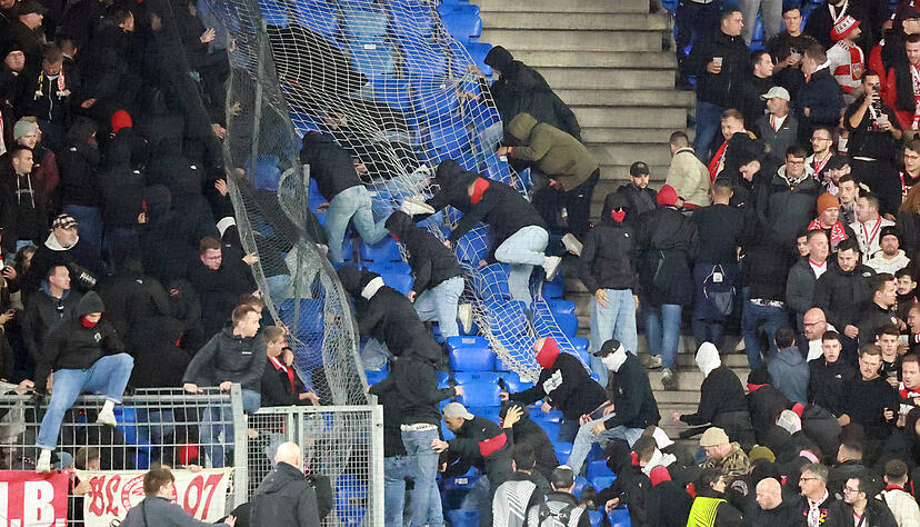 Fan-Ausschreitungen in der Europa League zwischen Anhängern des FC Basel und des VfB Stuttgart.