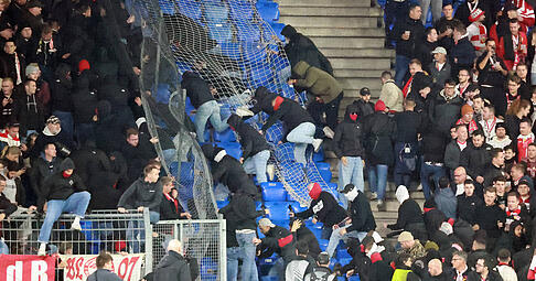 Fan-Ausschreitungen in der Europa League zwischen Anhängern des FC Basel und des VfB Stuttgart. Fan-Ausschreitungen in der Europa League zwischen Anhängern des FC Basel und des VfB Stuttgart.