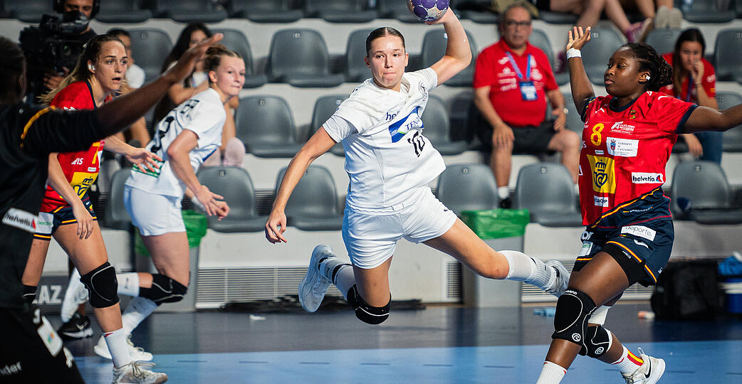 F&uuml;r Deutschland am Ball: Lara D&auml;uble, hier im Endspiel der U19-Europameisterschaft gegen Spanien, ist zur A-Nationalmannschaft eingeladen worden.