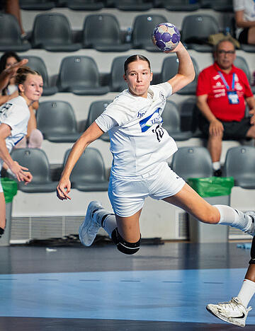 F&uuml;r Deutschland am Ball: Lara D&auml;uble, hier im Endspiel der U19-Europameisterschaft gegen Spanien, ist zur A-Nationalmannschaft eingeladen worden.