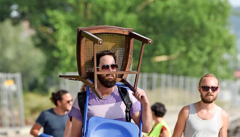 Ankunft der Freiwilligen: Einige brachten sogar eigene Stühle mit. Ankunft der Freiwilligen: Einige brachten sogar eigene Stühle mit.