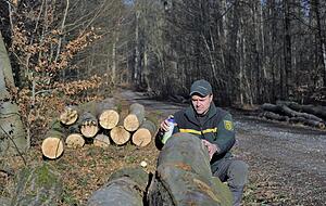 Alexander Fichtner, Leiter des Forstreviers Eschenau, markiert im Gemeindewald Obersulm Polter f&uuml;r die Brennholzversteigerung am 1. M&auml;rz in der Willsbacher Hofwiesenhalle.
Fotos: Dennis Mugler