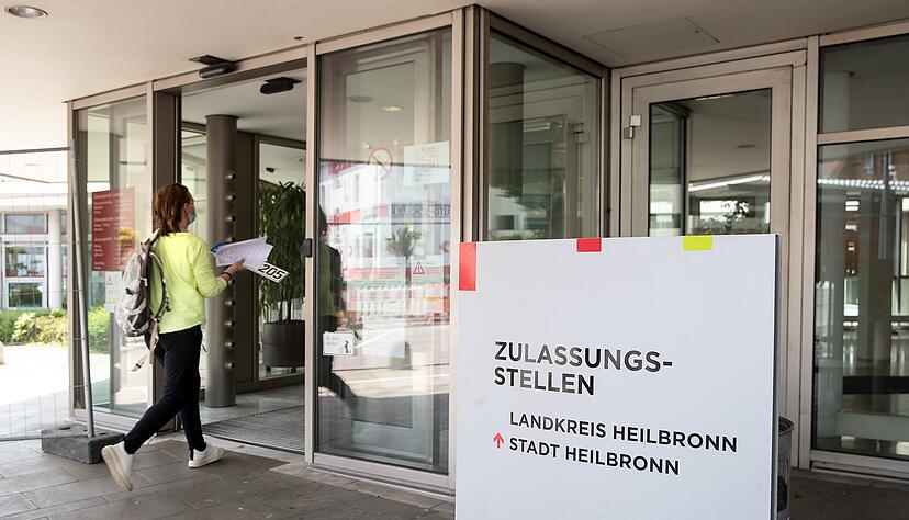 Die Kfz-Zulassungsstellen von Stadt und Landkreis Heilbronn sind im selben Gebäude. Aktuell erfolgt der Service nur per Terminvergabe auf der Webseite der Behörde. Beim Online-Dienst erscheint aber meist: "Zur Zeit sind keine Termine verfügbar". 
Foto: Andreas Veigel