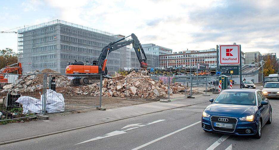 Die Geb&auml;ude der ehemaligen Videothek und des Restaurants  Hongkong Inn an der Olgastra&szlig;e 53, Ecke S&uuml;dstra&szlig;e, werden im Jahr 2019 abgerissen.