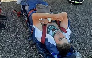 Mit Halskrause und in der Horizontalen ging es für Joshua Weinmann im Charter-Jet zurück in die Heimat. Mit Halskrause und in der Horizontalen ging es für Joshua Weinmann im Charter-Jet zurück in die Heimat.