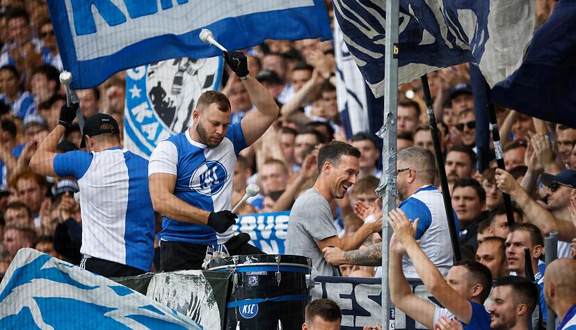 Nach dem Sieg gegen N&uuml;rnberg baten die KSC-Fans Trainer Christian Eichner in die Kurve.