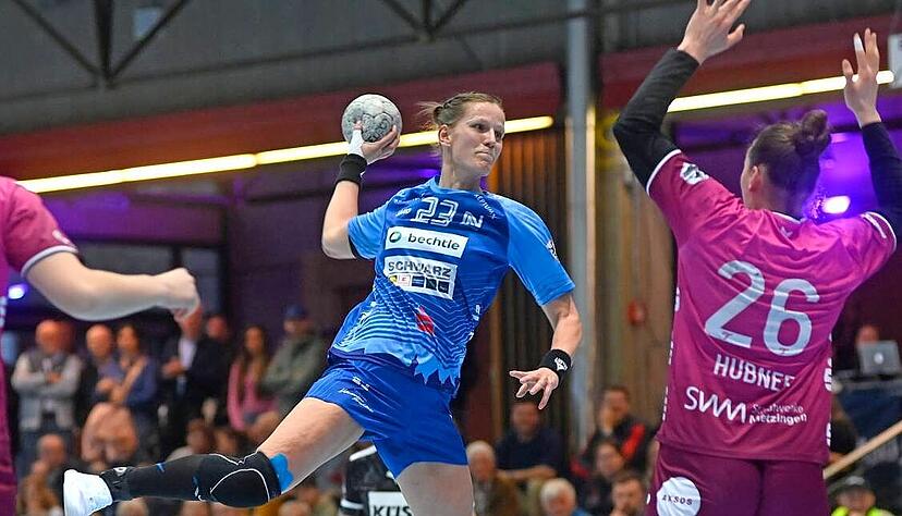 Mit acht Toren, drei Vorlagen und zwei Punkten im Gep&auml;ck h&auml;tte es f&uuml;r Munia Smits (am Ball) ein toller Abend werden k&ouml;nnen. Ihre Verletzung tr&uuml;bte jedoch den Sieg gegen die TuS Metzingen.