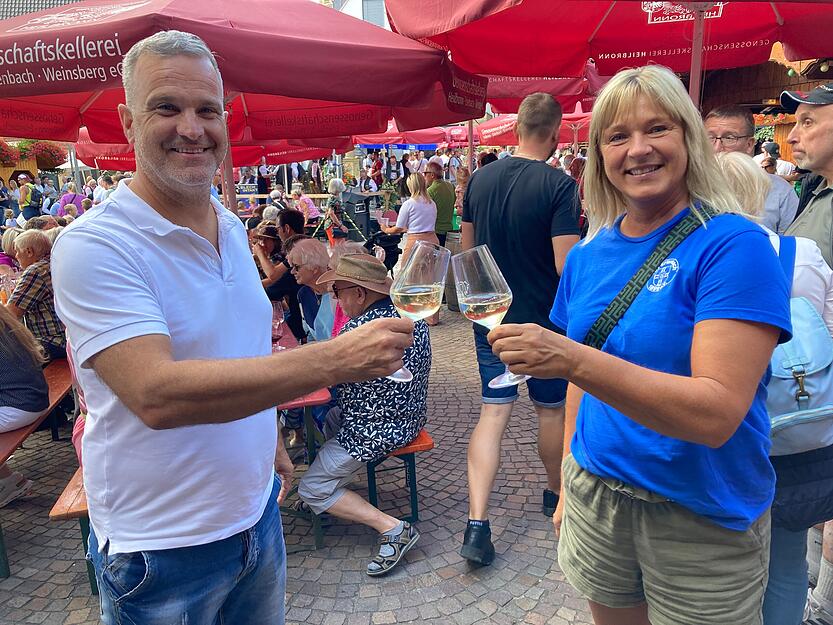 B&uuml;rgermeister Uwe Mosthaf und Rathausmitarbeiterin Birgit Halupka sto&szlig;en auf das 47. Erlenbacher Weinfest an.