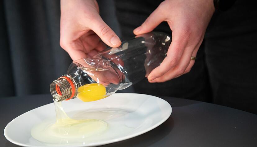 Das Eigelb ist in der Flasche.