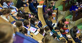 An Hochschulen gibt es fachspezifische Br&uuml;ckenkurse, um die Defizite auszugleichen. (Symbolbild)