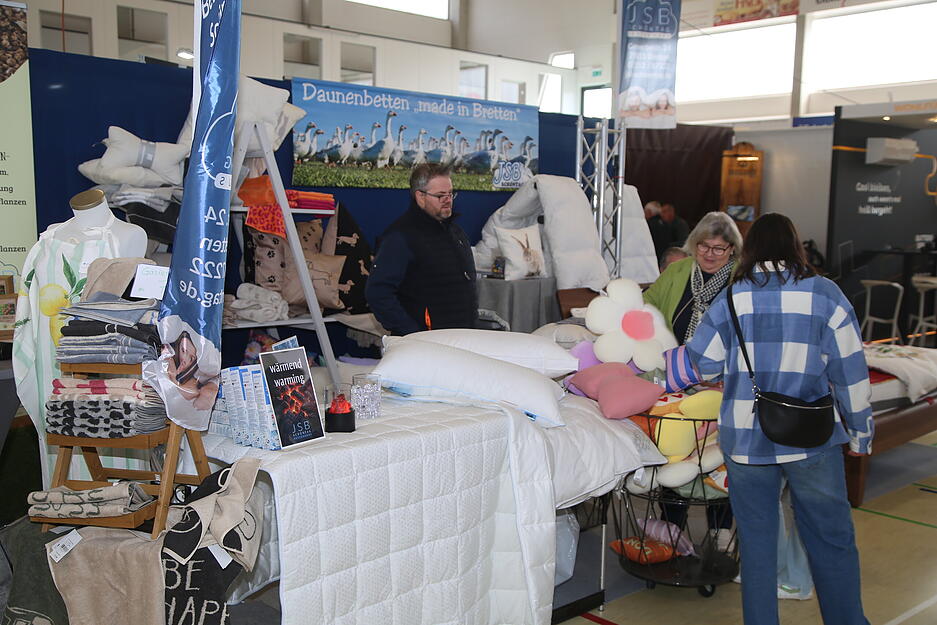 Lokale Firmen zeigen ihre Produkte und erkl&auml;ren ihre Dienstleistungen auf der Regioschau Kraichgau.