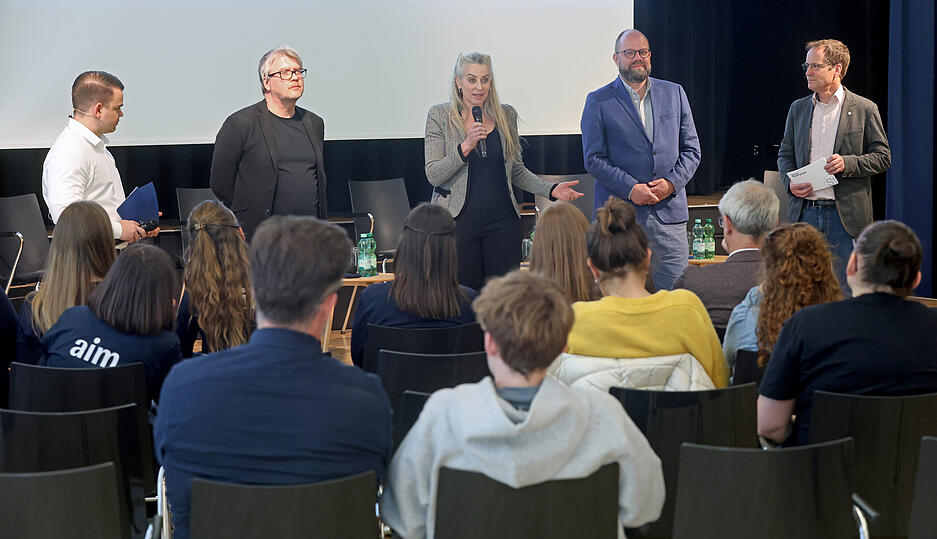 Als Experten sind Dr. Jeannine Simon, Expertin f&uuml;r Medienpsychologie, der Historiker und Youtuber Stefan &bdquo;Steinwallen&ldquo; Bliemel sowie der Medienkulturwissenschaftler Dr. Martin Hennig vor Ort.