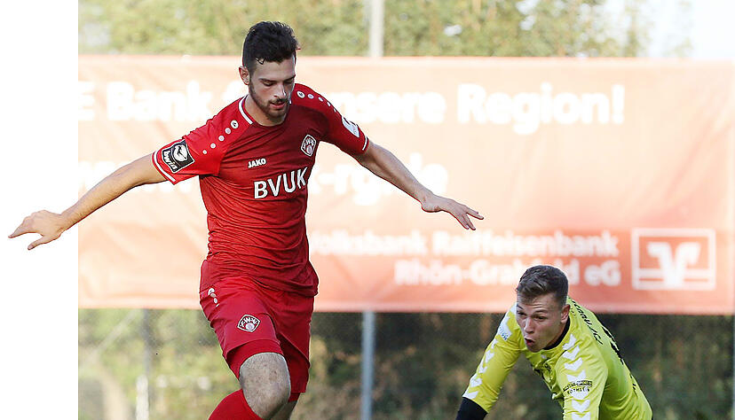 Sein bisheriger Karrierehöhepunkt: Nico Purtscher stand im September 2019 beim Verbandspokal gegen die Würzburger Kickers für den TSV Aubstadt zwischen den Pfosten. Luca Pfeiffer (l.) bezwang den damals 18-Jährigen drei Mal.
Foto: Frank Scheuring Sein bisheriger Karrierehöhepunkt: Nico Purtscher stand im September 2019 beim Verbandspokal gegen die Würzburger Kickers für den TSV Aubstadt zwischen den Pfosten. Luca Pfeiffer (l.) bezwang den damals 18-Jährigen drei Mal.
Foto: Frank Scheuring