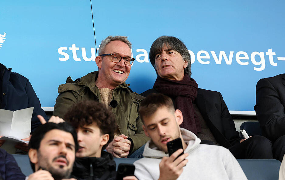 Auf der Tribüne herrschte gute Laune. Auch bei VfB-Vorstandsboss Alexander Wehrle und Weltmeister-Trainer Joachim Löw.