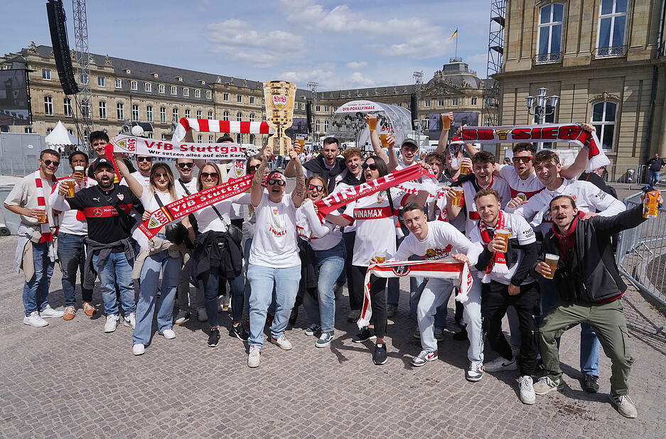 Fans beim Public Viewing auf dem Stuttgarter Schlossplatz. Am Abend gibt es keinen Einlass mehr. Fans beim Public Viewing auf dem Stuttgarter Schlossplatz. Am Abend gibt es keinen Einlass mehr.