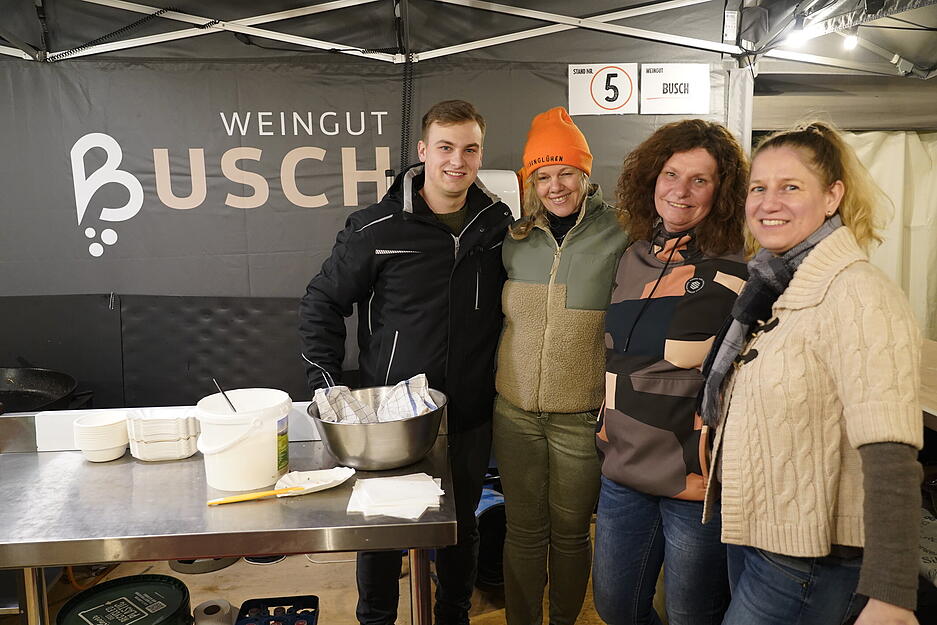 Nicht nur Wein wird an den Verkaufsst&auml;nden angeboten. Auch Speisen gehen rege &uuml;ber den Tresen.