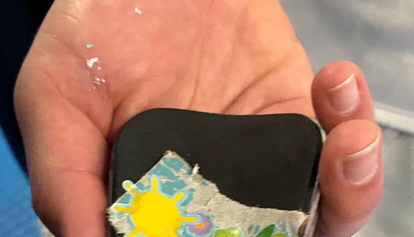 Der Mainzer Doppeltorsch&uuml;tze Phillip Tietz zeigt seinen Gl&uuml;cksbringer.