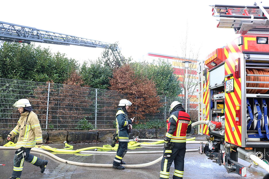 Feuerwehr-Großeinsatz: Brand im Öhringer Hallenbad