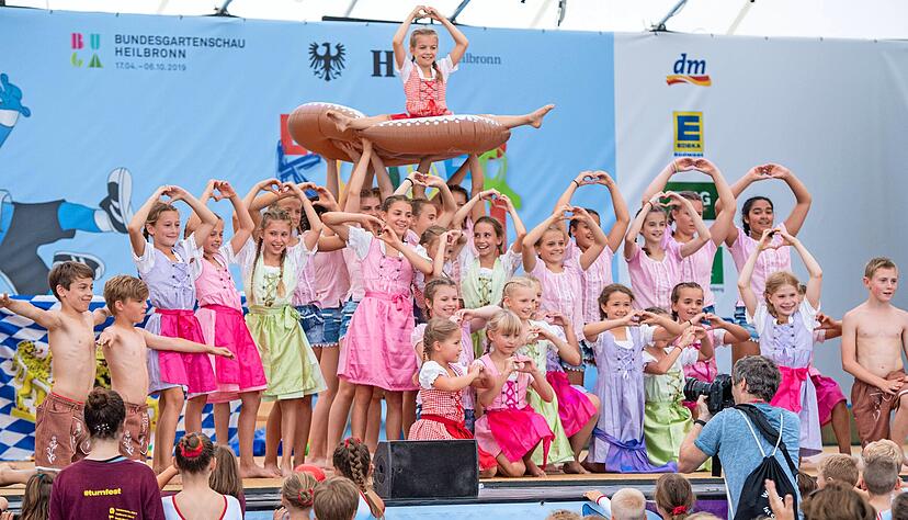 Coole Show: Die Turner des TSV Eningen zeigten ein Turnprogramm zu Bierzeltmusik in feschen Dirndln und mit freiem Oberkörper. Fotos: Mario Berger Coole Show: Die Turner des TSV Eningen zeigten ein Turnprogramm zu Bierzeltmusik in feschen Dirndln und mit freiem Oberkörper. Fotos: Mario Berger